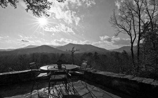 Photo of patio and mountain view at Llaurellyn