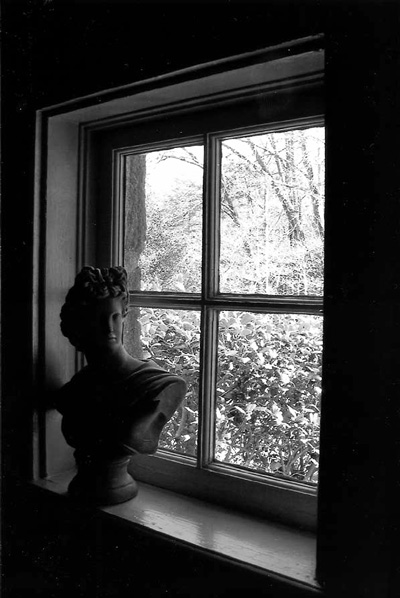 Sculture of a head sitting by a window in Mill Farm Inn